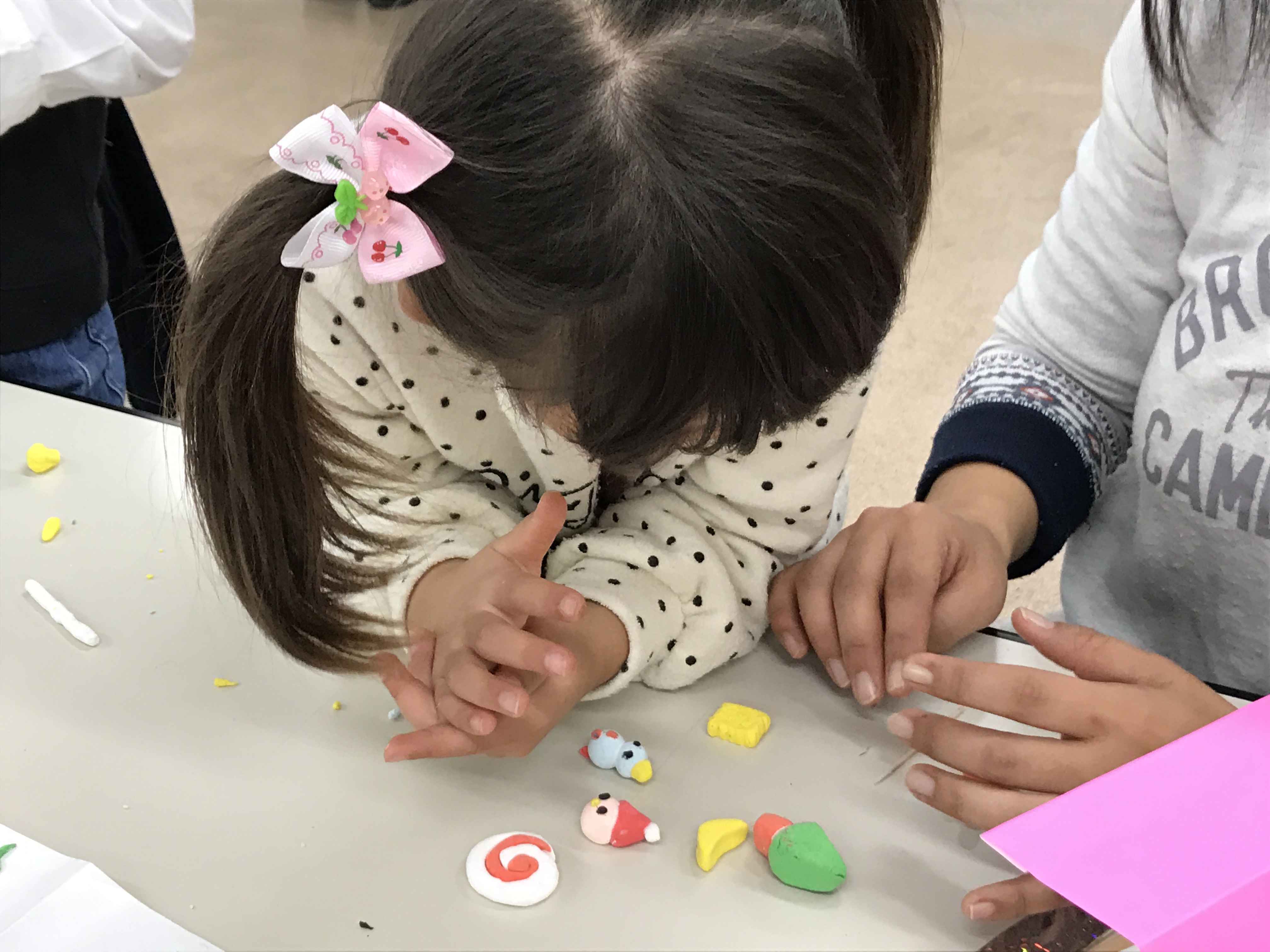 クッキーやキャンディーを屋根に載せてお菓子の家を作りました☆