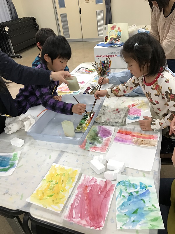 カラフルなオンドリくんの羽の色を塗っています☆