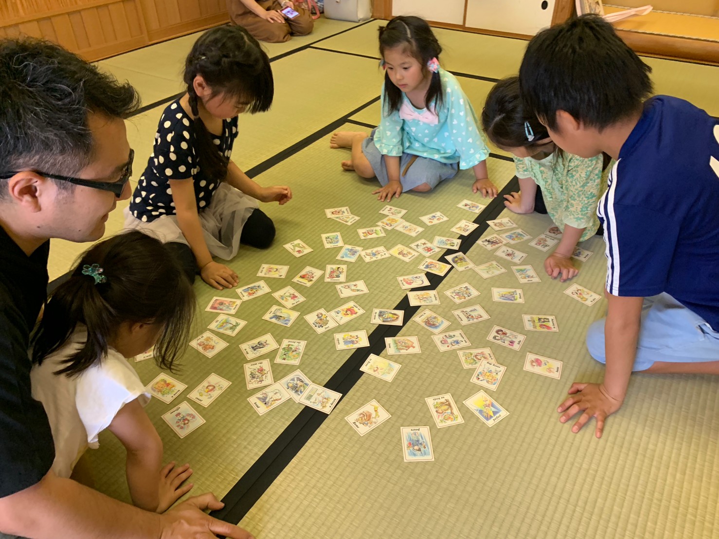 予選は72枚のカードを丸く散らして取ります♪