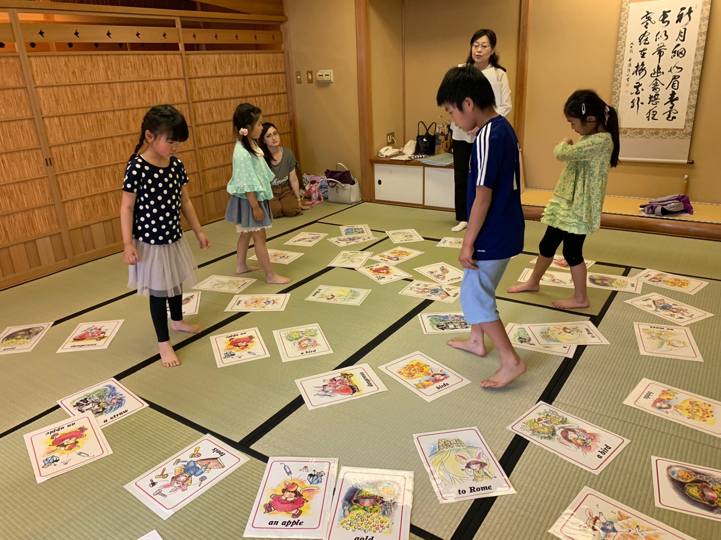 大会当日は12種類×４枚のジャンボかるたでウォーミングアップ！