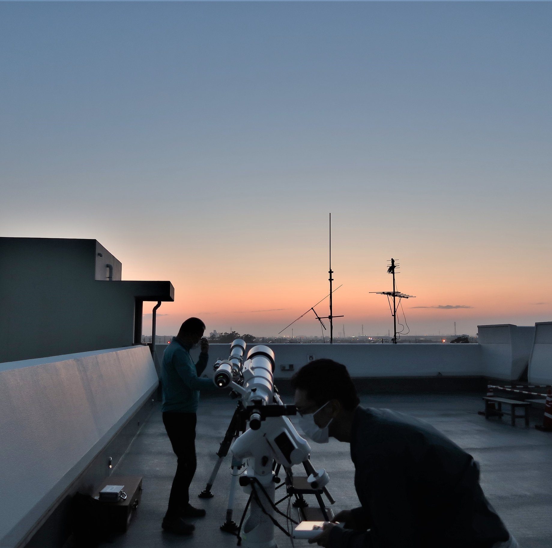 屋上の望遠鏡で彗星を見る