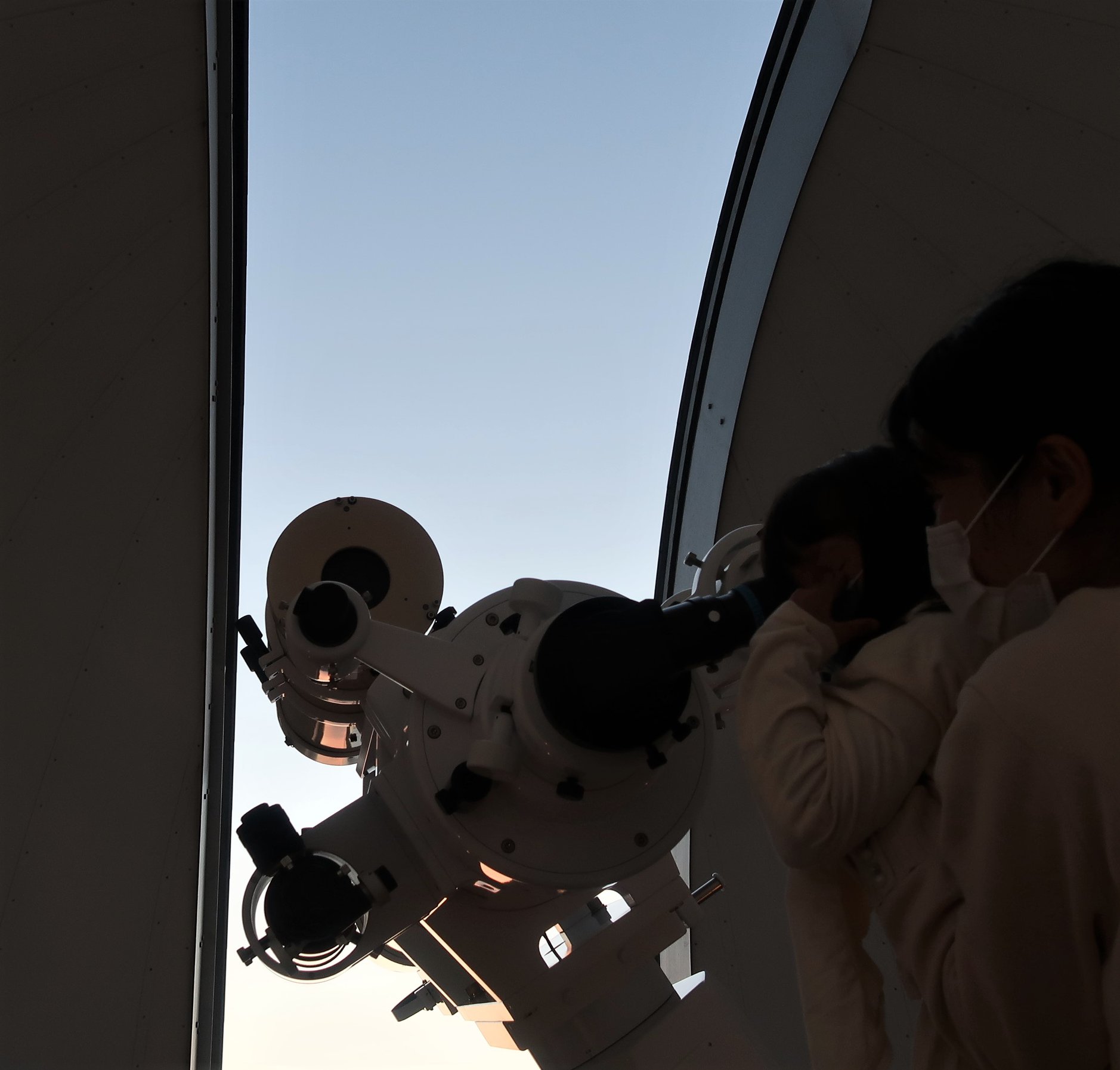 大望遠鏡で金星を拡大観望