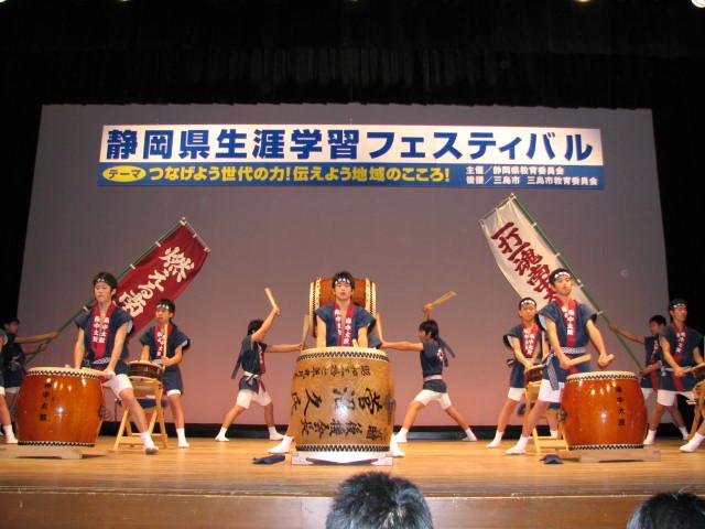 大井川川越太鼓や小学生のオペレッタなどのステージ発表を行います(写真は平成18年度フェスティバル) 大井川川越太鼓や小学生のオペレッタなどのステージ発表を行います(写真は平成18年度フェスティバル)