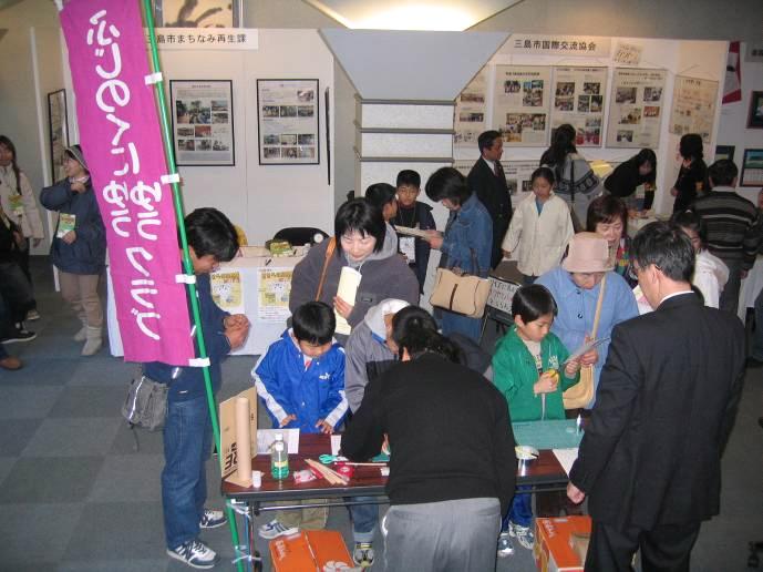 石にペインティング、マンガの描き方、まんじゅうづくりなどの体験ができます(写真は平成18年度フェスティバル) 石にペインティング、マンガの描き方、まんじゅうづくりなどの体験ができます(写真は平成18年度フェスティバル)